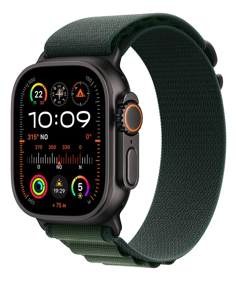 Imagem em fundo branco do Apple Watch Ultra 2 com caixa em titânio escuro e pulseira de tecido verde (Loop Alpina). O visor deste smartwatch para corrida exibe a hora "10:09", uma bússola detalhada, anéis de atividade, elevação e outras métricas avançadas em cores vibrantes.