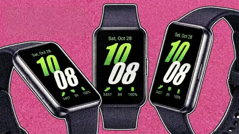 Ilustração de capa mostrando três ângulos diferentes do smartwatch samsung galaxy fit3 na cor grafite, com a tela AMOLED acesa, sobre um fundo rosa texturizado.