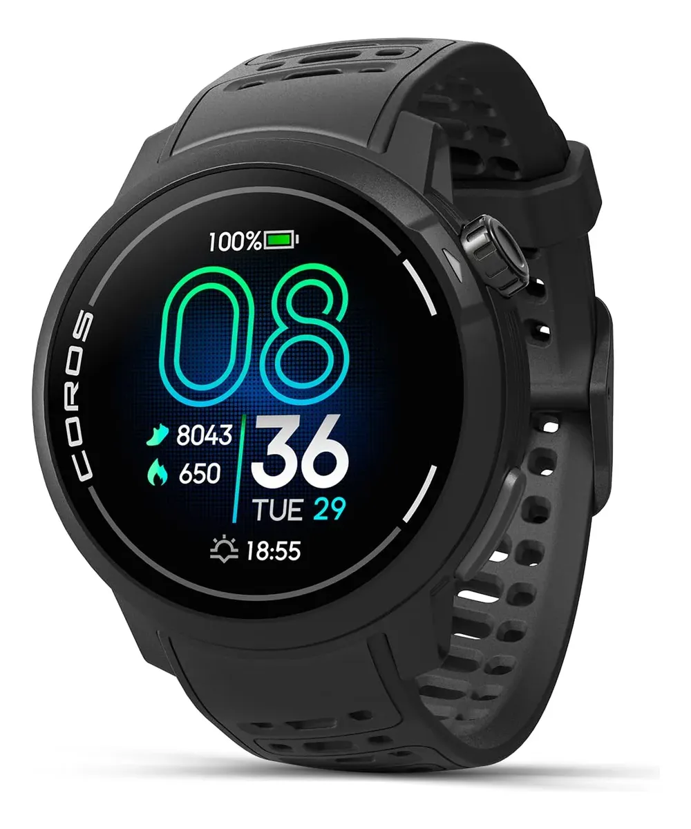 Imagem em fundo branco de um Coros Pace 3 preto, um smartwatch para corrida de alta performance. O visor circular exibe a hora digital '08:36', o nível de bateria '100%', e métricas de passos (8043) e queima de calorias (650), além da data 'TUE 29' e do horário do pôr do sol (18:55). A palavra 'COROS' está visível no mostrador. O relógio possui uma pulseira de silicone preta perfurada.