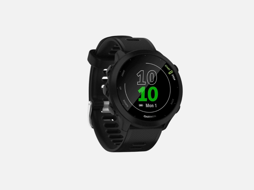 Smartwatch esportivo preto com a tela inicial ligada, ilustrando a análise completa para saber se o garmin forerunner 55 é bom para corredores e esportistas.