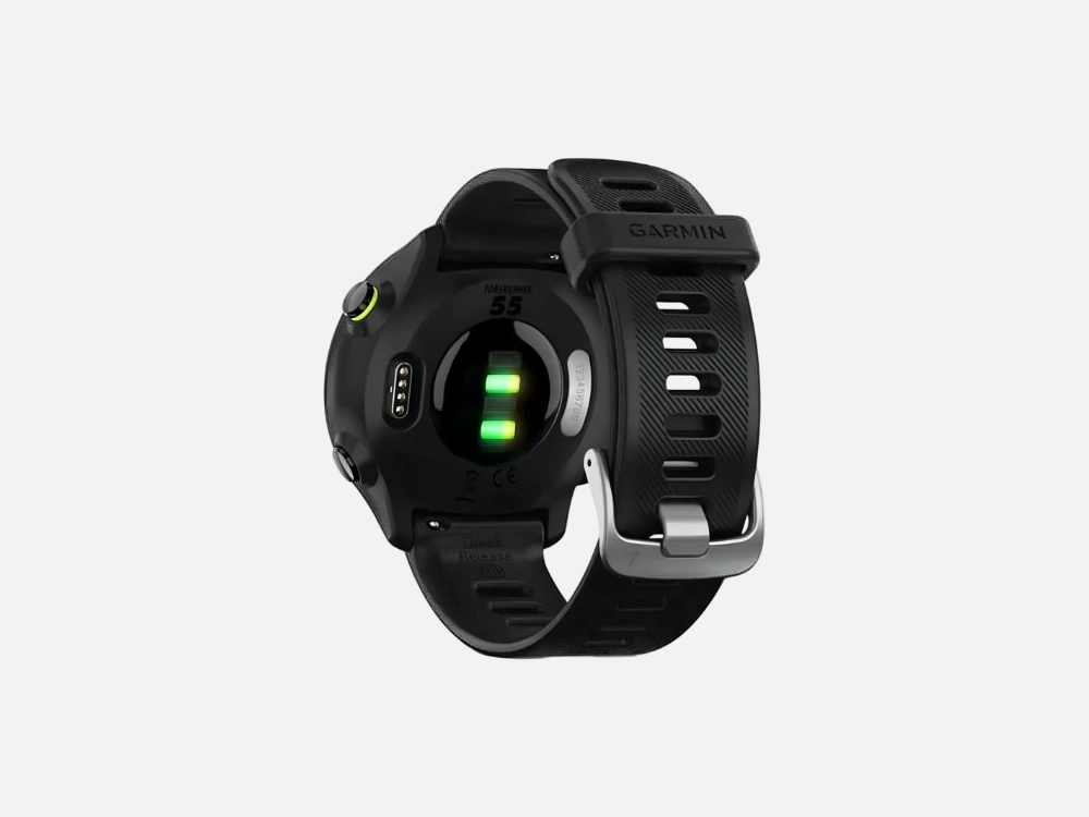 Parte traseira do relógio inteligente Garmin Forerunner 55 preto, destacando o sensor óptico de frequência cardíaca com luzes verdes ativadas e a porta com pinos para carregamento.