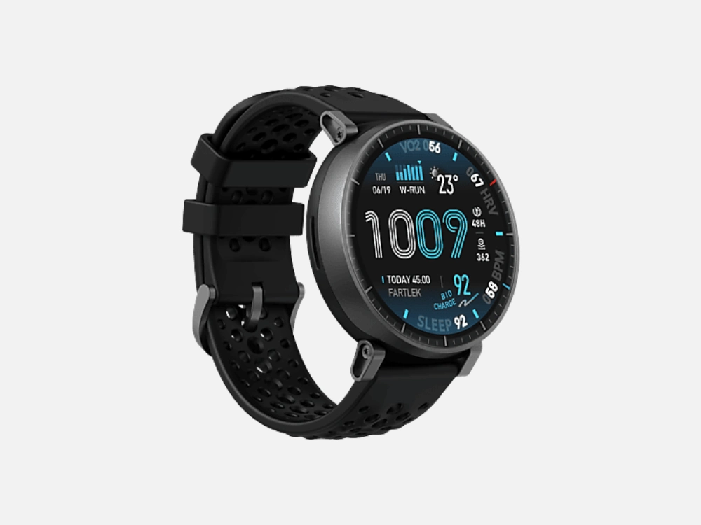 Amazfit Active Max em ângulo lateral, mostrando o botão físico e o acabamento da caixa preta em fundo cinza. Recomendado como o melhor smartwatch de entrada com GPS integrado.