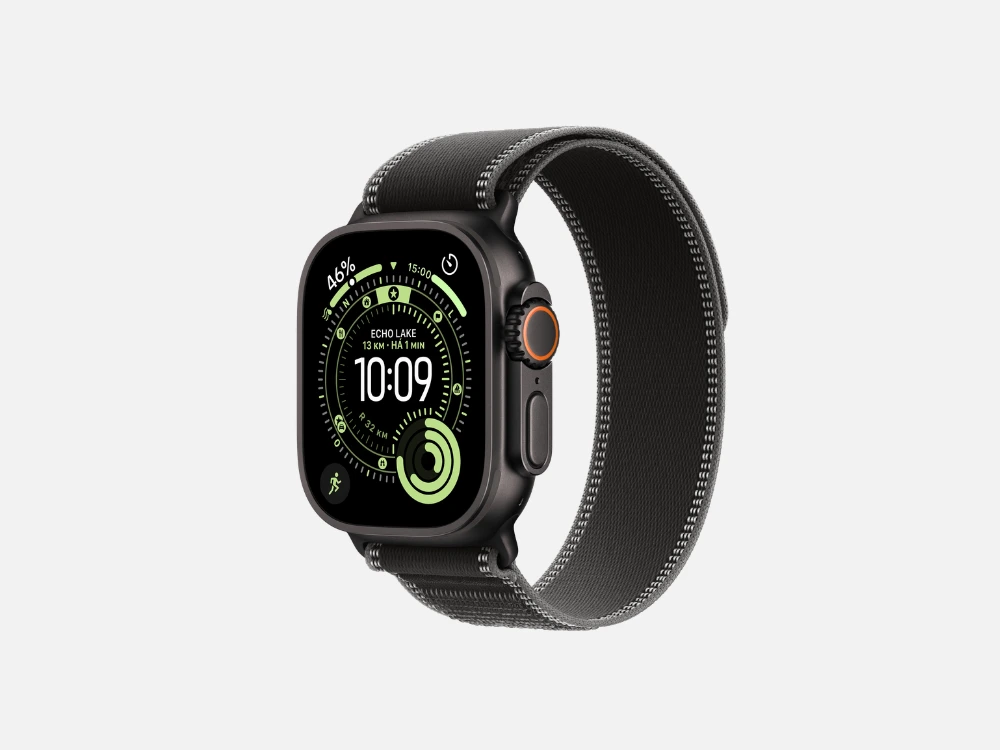 Apple Watch Ultra em fundo cinza com pulseira Loop Trail escura, posicionado para mostrar a robustez do dispositivo. Eleito o melhor smartwatch para trilhas e atividades ao ar livre.