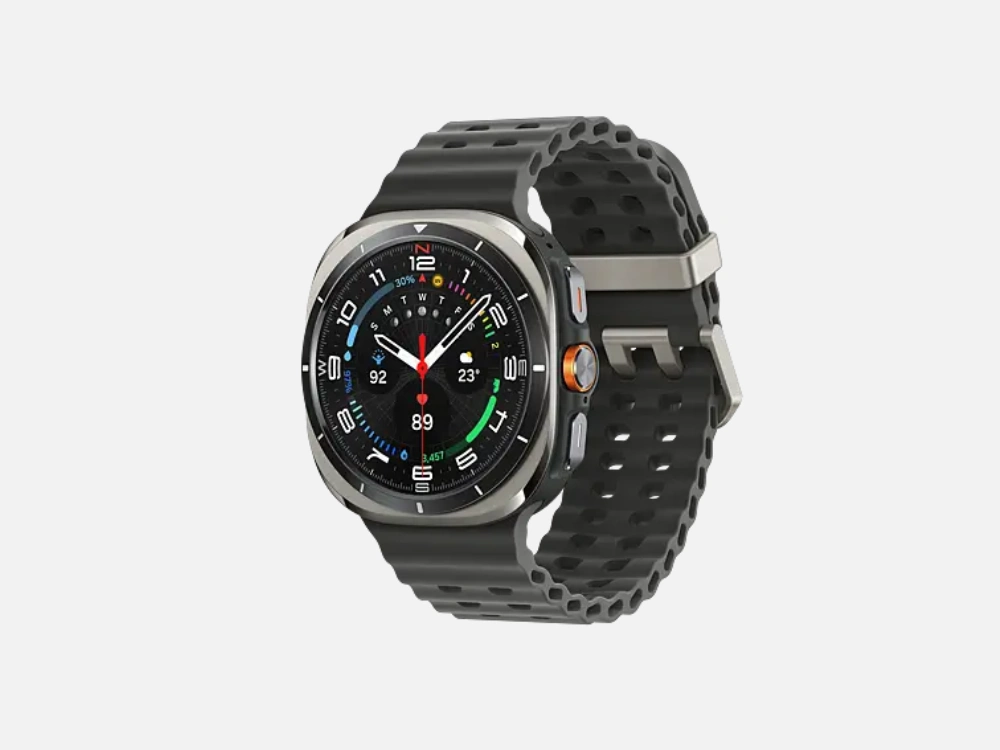 Samsung Galaxy Watch Ultra em fundo cinza claro, destacando a caixa de titânio cinza e a pulseira de borracha preta. O modelo é apontado como o melhor smartwatch para usuários de Android que buscam alta resistência e performance.