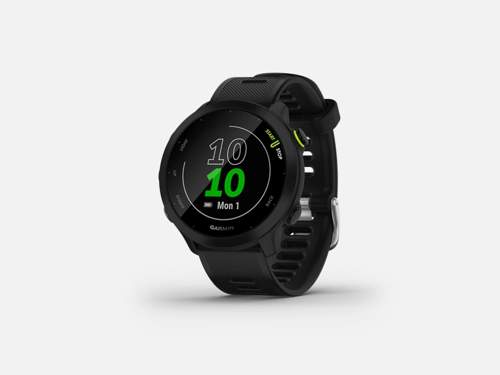 Imagem em fundo branco do Garmin Forerunner 55 na cor preta. Este smartwatch para corrida possui um visor circular exibindo a hora "10:10" com detalhes em verde, botões físicos nas laterais e uma pulseira de silicone preta texturizada.