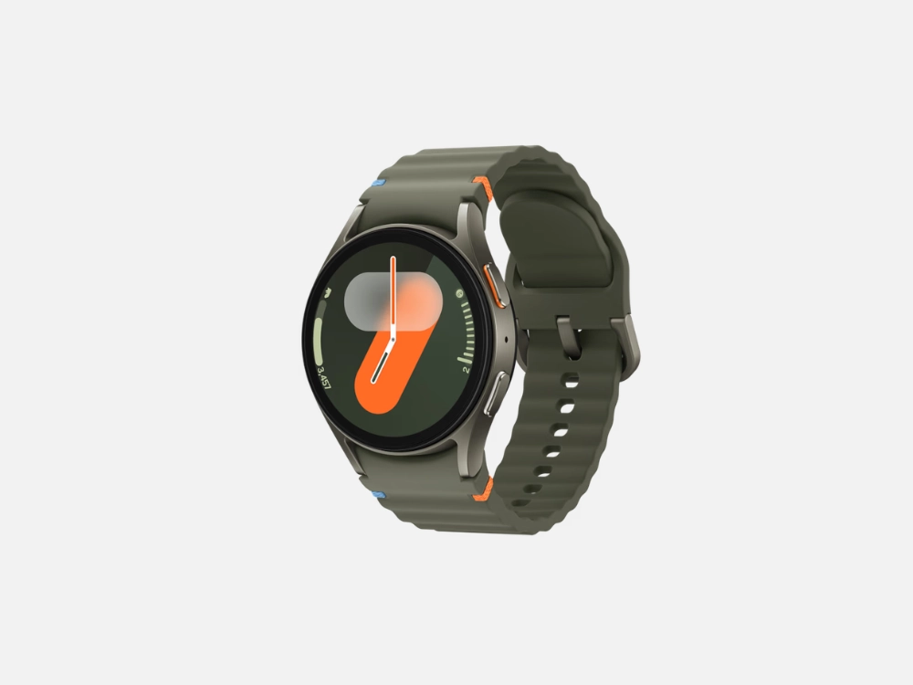 Smartwatch à prova d'água Samsung Galaxy Watch7 com pulseira texturizada verde oliva e visor circular moderno, exibindo métricas de saúde em um fundo neutro.