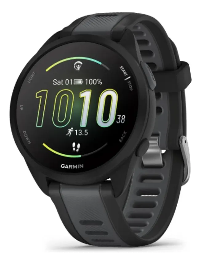 Imagem em fundo branco de um Garmin Forerunner 165 preto. O visor circular deste smartwatch para corrida exibe a hora 10:10, bateria em 100% e métricas de passos, acompanhado por botões físicos laterais e uma pulseira esportiva de silicone texturizada.