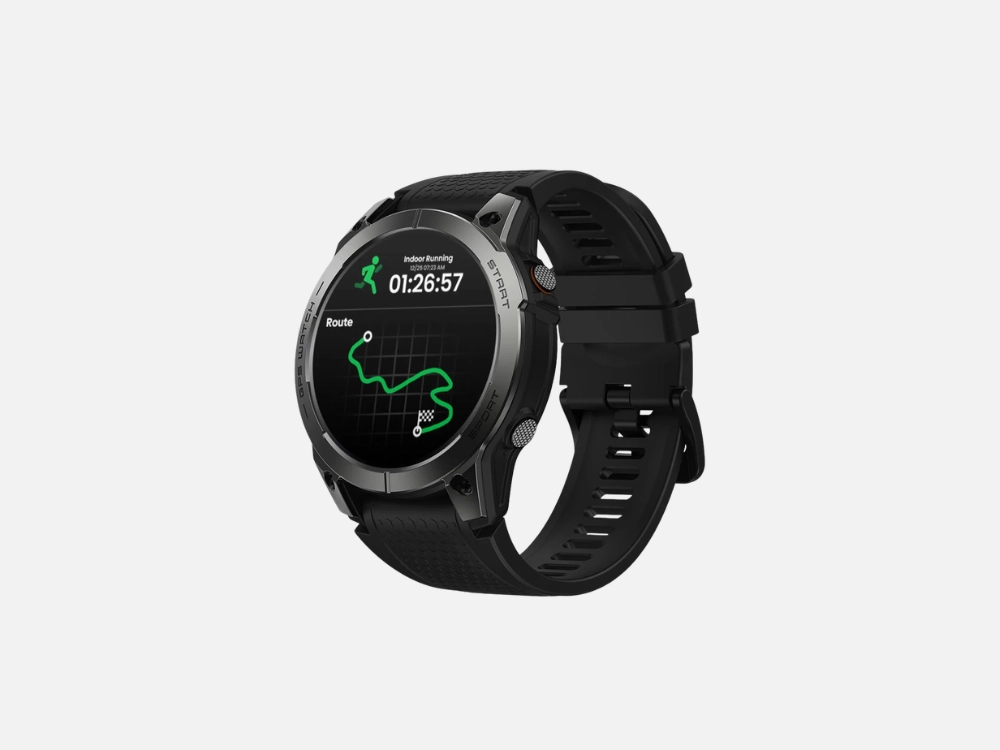 Um smartwatch robusto com uma pulseira preta. A tela mostra uma rota de corrida com uma linha verde e um cronômetro. O smartwatch tem um aro de metal e botões nas laterais. O fundo é cinza claro.