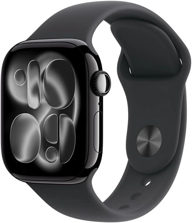 Fotografia em ângulo diagonal do Apple Watch Series 11 em cor preta, destacando a tela curva brilhante com mostrador abstrato e a pulseira esportiva de silicone preta em fundo branco.
